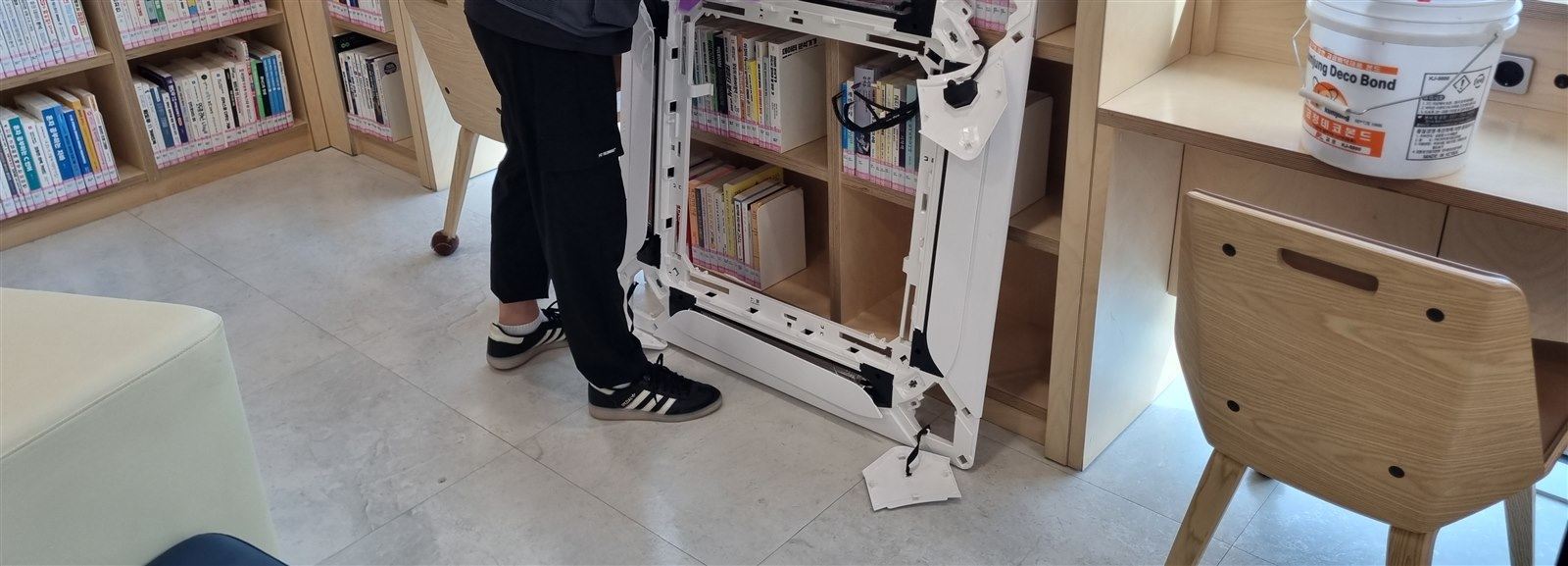 서가 앞에서 떼어낸 판넬을 손세척하는 모습