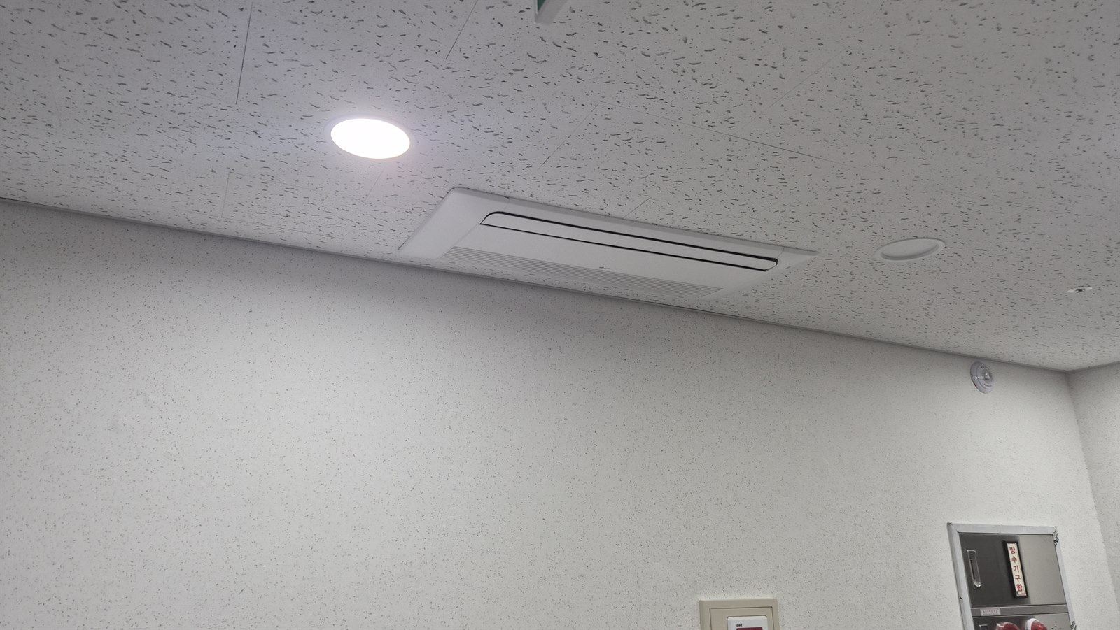 벽 가까이 천장에 단 1방향 카세트 실내기