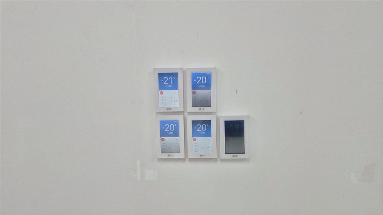 벽에 설치한 실별 유선 온도조절기