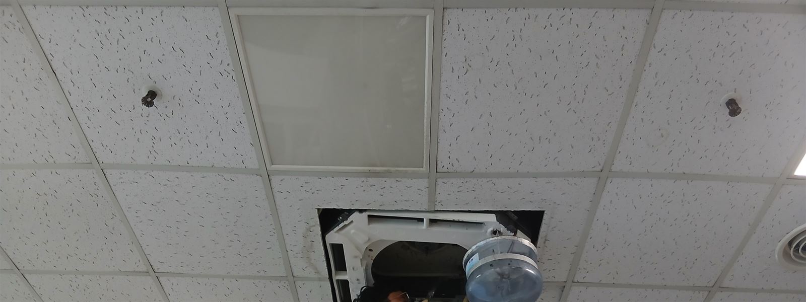 세척 용기를 달고 세척 중인 체육문화센터 천장형 냉난방기