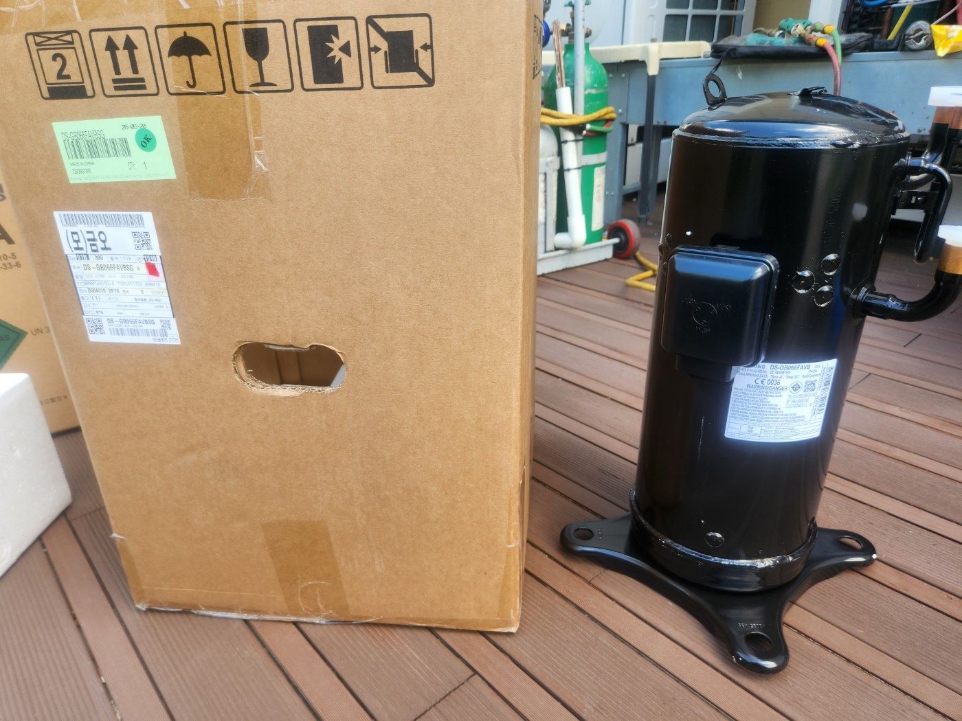 포장 박스에서 꺼낸 새 콤프레샤