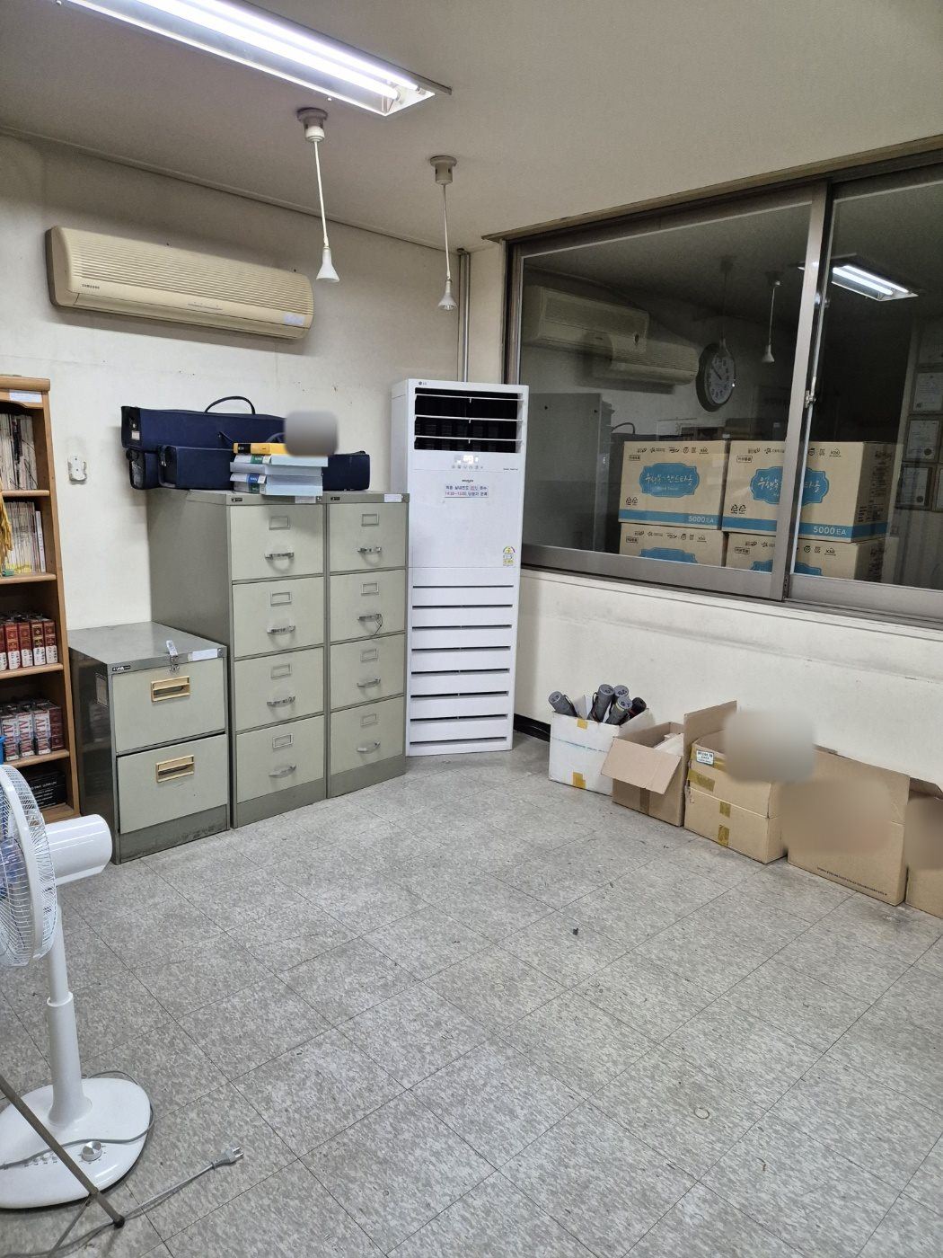 이전 설치를 마치고 서류함 옆에 다시 세운 스탠드형 냉난방기